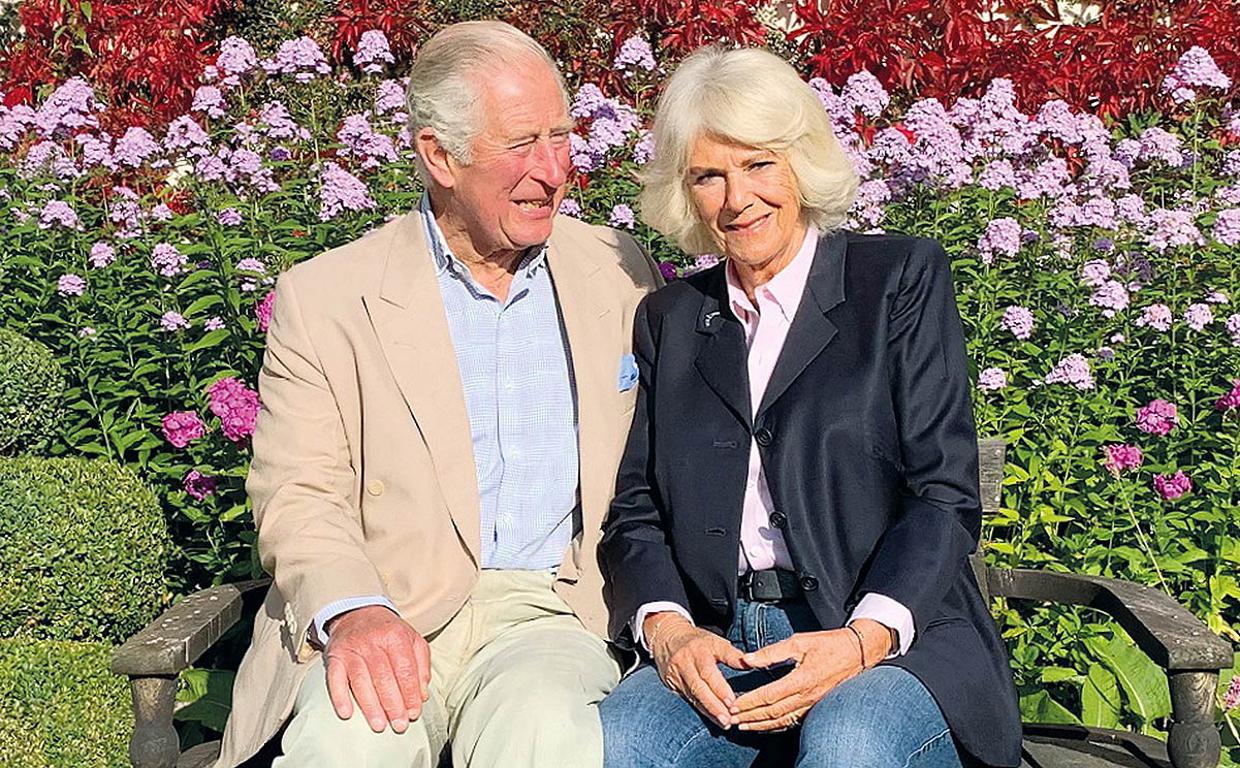 ”Tienen la misma edad, el mismo sentido del humor y los mismos amigos. Ella es todo lo que Diana no era”, dice el comentarista real, Richard Fitzwilliams. “Ella le apoya a su manera tan tranquila”.