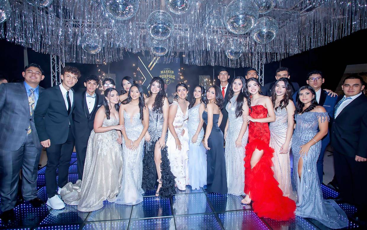 La generación 2026 de Ágape Christian Academy celebró su esperada cena de gala, para celebrar el cierre de su último año escolar. Los jóvenes se mantuvieron unidos en su última momento juntos. Aquí te dejamos todas las fotos de esta noche especial.