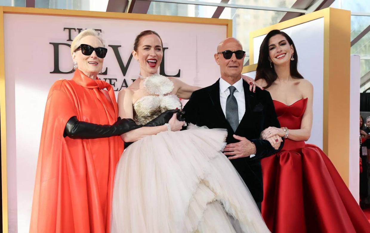 <i>The Devil Wears Prada 2</i> ya llegó a las salas y, como era de esperarse, volvió a poner a Runway en el centro de la conversación cultural. Pero más allá de la pantalla, la película está llena de decisiones creativas, guiños ocultos y detalles de producción que pasan fácilmente desapercibidos. Desde elecciones de vestuario hasta anécdotas del elenco y recreaciones meticulosas de escenarios, estos son datos que quizás no sabías de la secuela.
