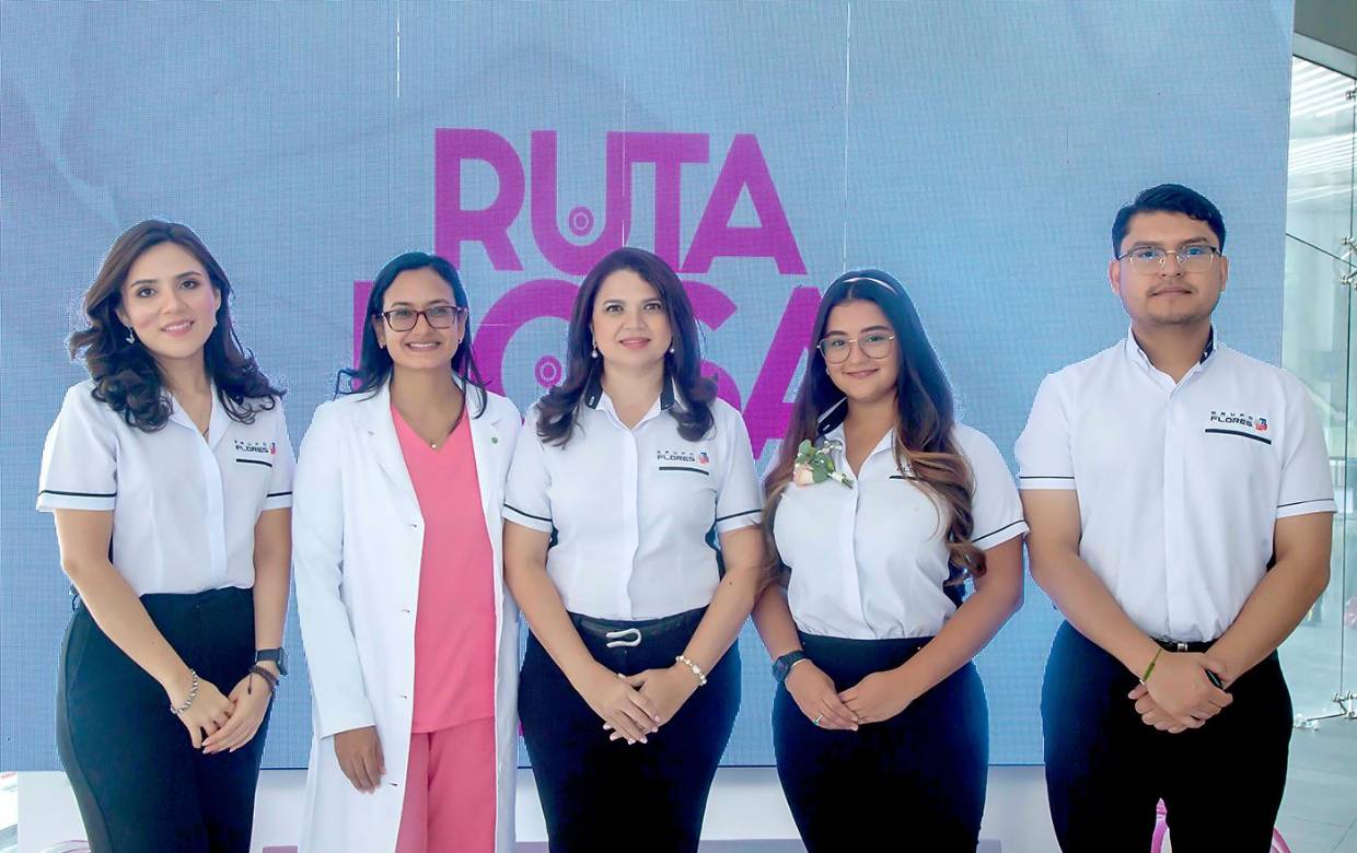 La gerencia de Mercadeo de Corporación Flores, en ocasión del Día Mundial de la Lucha contra el Cáncer de Mama, organizó una jornada especial dedicada a sensibilizar sobre este flagelo que está afectando la vida de muchas hondureñas. En la foto: Dinora Castellanos, la doctora Fresya Mejía, Mileny Ledezma, gerente de recuperaciones, Madeline Lindo, coordinadora de mercadeo, y Osian Mencía, oficial de mercadeo.
