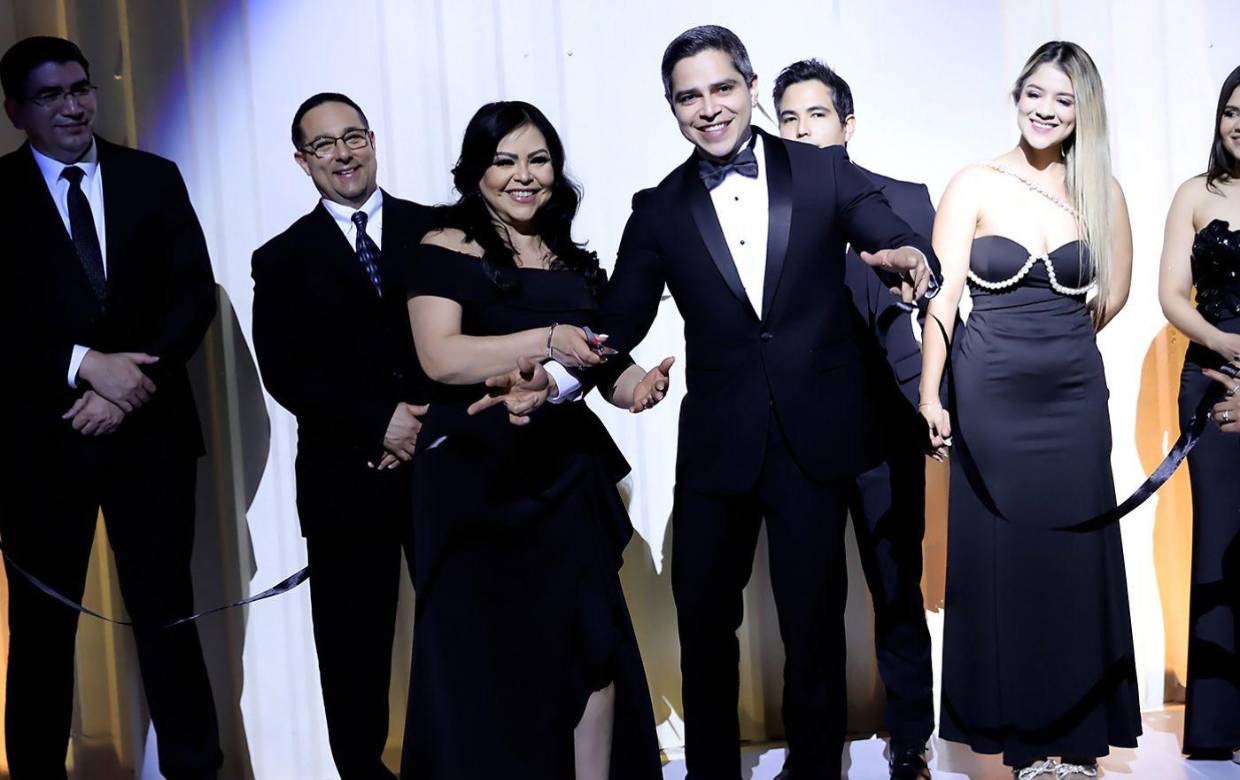 Equinox Club abrió sus puertas con una propuesta innovadora que va mucho más allá del gimnasio tradicional. Este nuevo espacio reúne en un solo lugar entrenamiento de alto nivel, locales de comida y café, así como tiendas de ropa y artículos deportivos. Con un diseño moderno y una visión enfocada en el equilibrio entre cuerpo y mente, Equinox Club se posiciona como el nuevo centro del wellness en la capital.