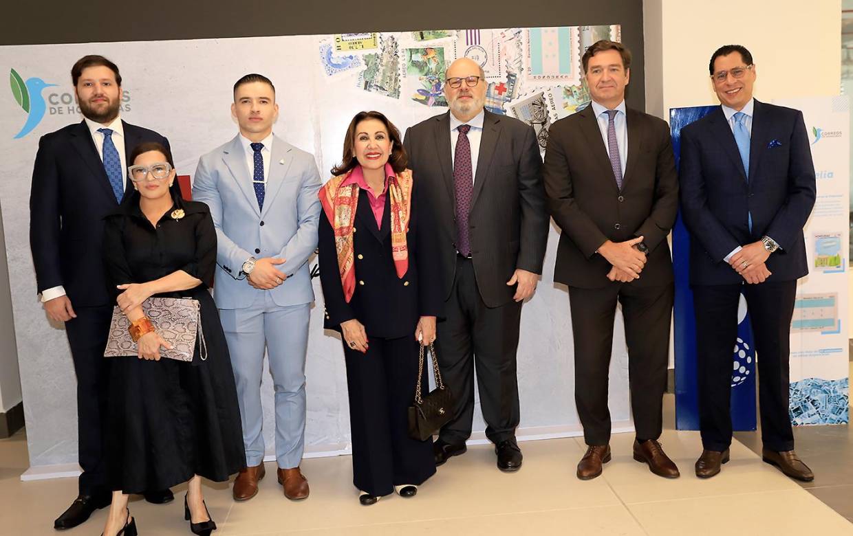 El Heraldo y Correos de Honduras presentaron la edición conmemorativa de sellos postales “El Heraldo: 45 años de Excelencia Periodística”, un homenaje a la trayectoria de uno de los medios de comunicación más influyentes del país. En la foto: Sebastián Canahuati, Blanca Bendeck, David Zelaya Flores, Carolina y Jorge Canahuati, Diego Nuño García y Sebastián Pastor.