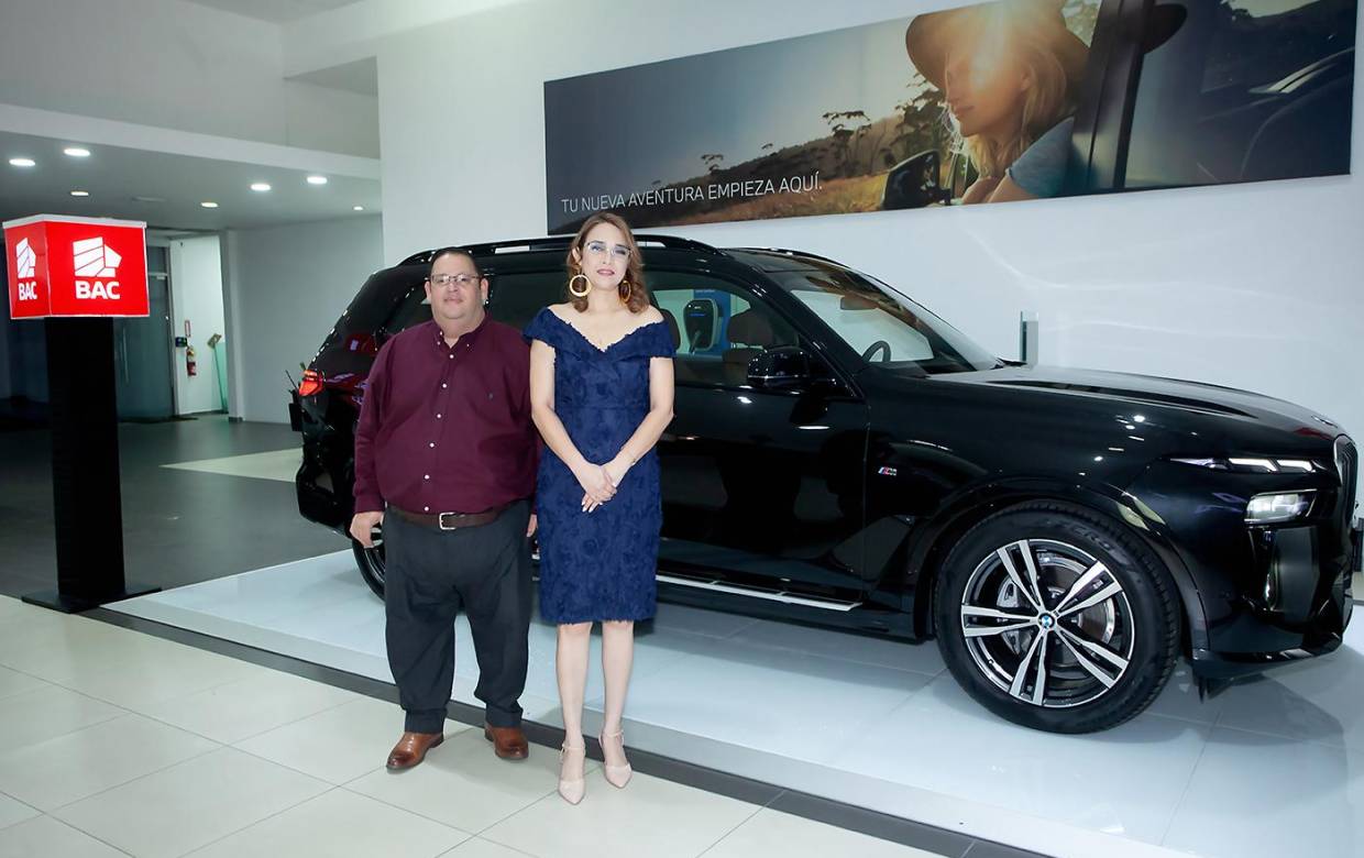 BAC y BMW prepararon una experiencia multisensorial a clientes selectos, donde pudieron disfrutar de una exquisita cena y vivir la experiencia BMW con el vehículo Thex7. En la foto: Ramón Paz, Representante de BMW y Wendy Valenzuela, Subgerente de Private Banking Bac.