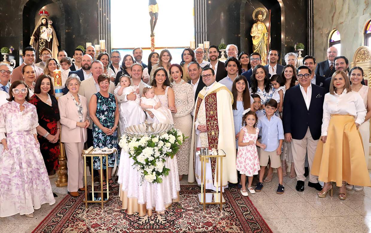 Vestidas con un delicado y hermoso ropaje confeccionado en Ohio con la tela del vestido de novia de su abuela Janet, Gia y Bella Herzog Cuculiza llegaron a la Capilla San Judas Tadeo entre los brazos de sus orgullosos padres, Derek Herzog y Lorella Cuculiza. Ante la mirada emocionada de familiares y amigos, las pequeñas recibieron el sagrado sacramento del bautismo de manos del sacerdote Carlos Margo, en una ceremonia íntima y llena de amor que quedará grabada para siempre en la memoria y en el corazón de todos los presentes.
