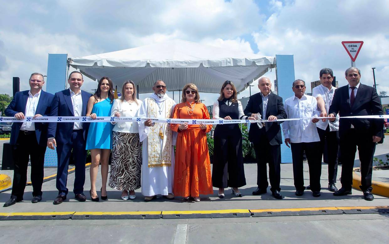 Durante un solemne acto, autoridades nacionales y municipales, representantes del sector empresarial e invitados especiales celebraron la apertura de Town Center San Pedro Sula, un nuevo desarrollo que introduce un moderno concepto de plaza comercial en la ciudad.