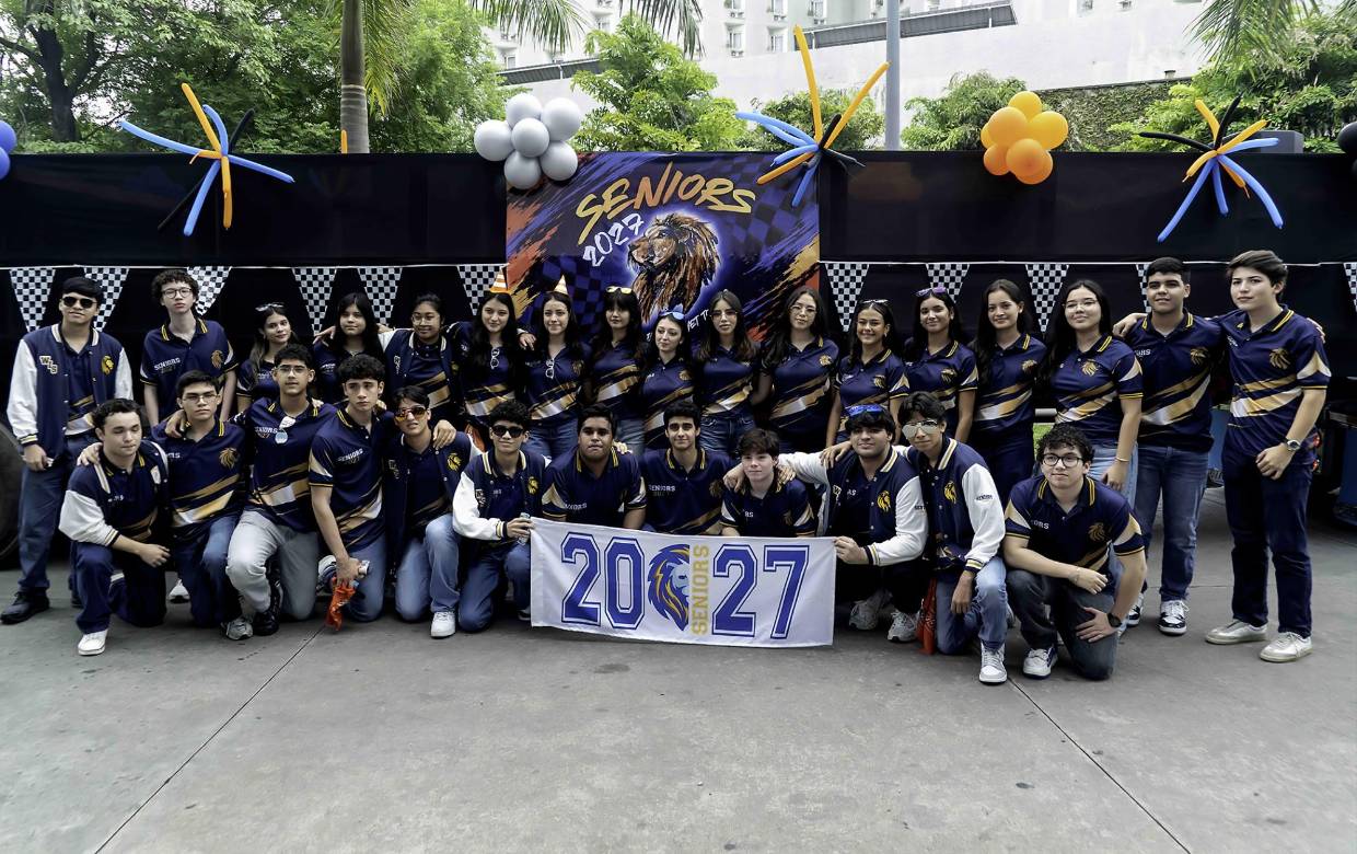 Con emoción los seniors 2027 de la Western International School, se reunieron para celebrar su senior entrance. La cita tuvó lugar en el parqueo del Hotel Copantl &amp; Convention Center. Dando inicio el recorrido hacia centro educativo seguidos por una caravana de autos con globos y autos de carrera.