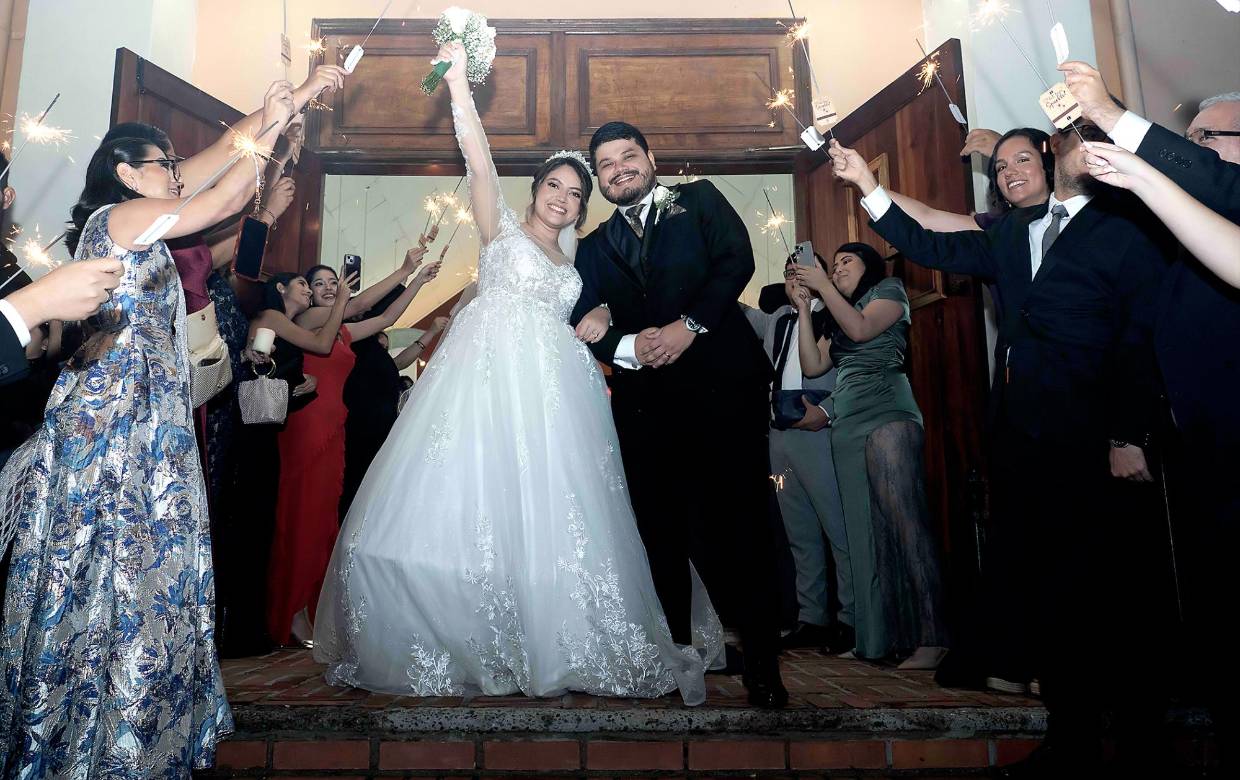 Un brindis por la eterna felicidad de los nuevos esposos, y el entusiasmo de unir sus vidas en sagrado matrimonio.
