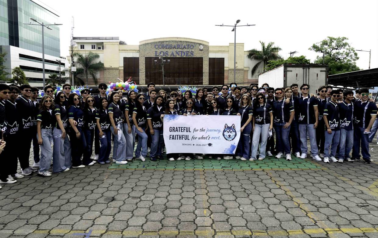 La clase 2027 de la Escuela Santa María del Valle se reunió en el parqueo del ComisariatoLos Andes para iniciar la celebración de inicio de clases. Después de realizar una corta oración, los alumnos iniciaron el recorrido hacia las instalaciones del centro educativo a bordo de una plataforma de un cabezal vistosamente decorado con globos con los colores.La entrada al gimnasio fue todo un acontecimiento para la comunidad estudiantil de la escuela, y entre aplausos y ovaciones los seniors realizaron varias coreografías, dirigidos por el dj Luna.