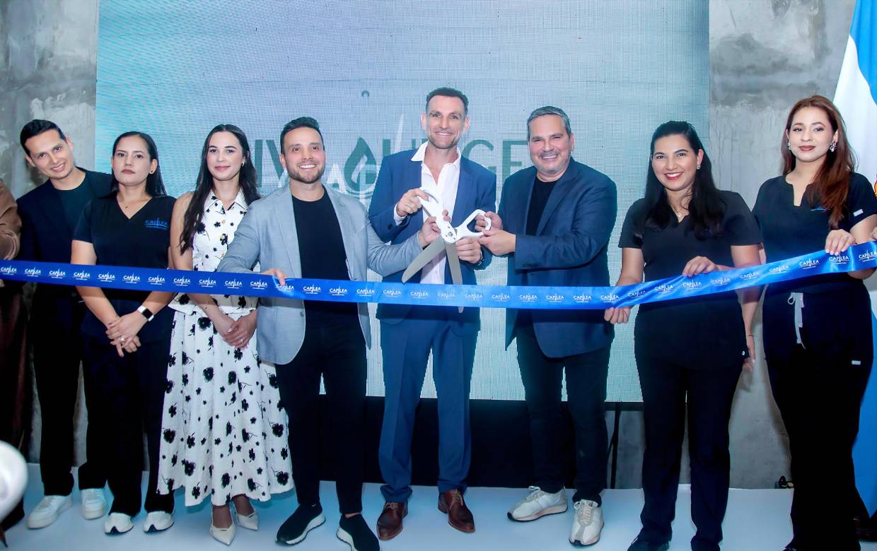 El reconocido Centro Médico Capilar, fundado en Argentina y con más de 27 años de experiencia, celebró la apertura de su segunda clínica en Honduras. Esta vez, San Pedro Sula fue la ciudad elegida, a petición de sus propios clientes. En la foto: el doctor Bruno Zsyferman, fundador de Capilea junto al equipo del centro médico durante la inauguración.