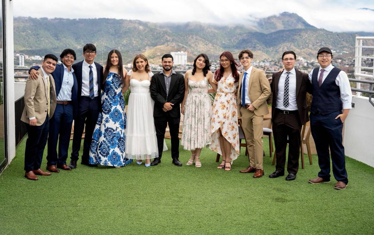 El Senior Brunch 2026 de Honors Academy se celebró en el área social de Distrito Artemisa, en un ambiente elegante y lleno de emoción. Entre risas, abrazos y miradas cargadas de ilusión, los futuros graduandos compartieron un momento especial que marcó el inicio de la recta final de su etapa escolar.