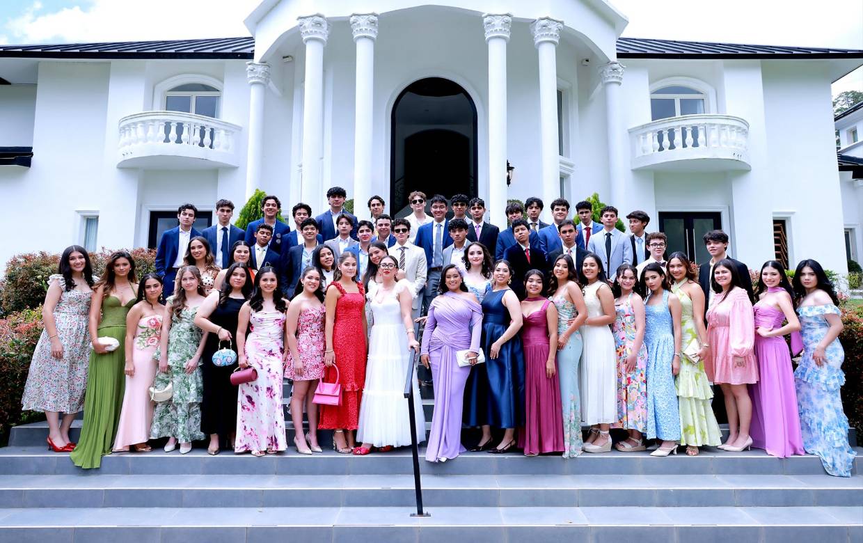 Los Seniors 2026 de la Academia Los Pinares disfrutaron de una jornada especial durante su Senior Lunch en Invernaderos del Trigo. En medio de un ambiente relajado y rodeados de sus compañeros, vivieron momentos llenos de risas, fotografías y recuerdos que marcan la recta final de su vida escolar.