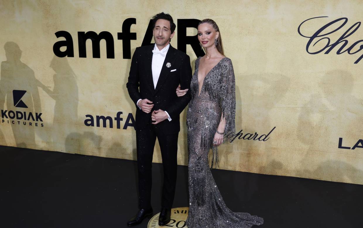 Celebridades y estrellas del show business que coinciden en la 78 edición del Festival de Cannes compartieron en una noche de glam y solidaridad en el exclusivo Hotel du Cap-Eden-Roc, para unirse a la tradicional gala amfAR. La fiesta benéfica, cuyas entradas oscilan en los los 25 mil dólares, reúne desde 1993 a las estrellas en la localidad de Cap d'Antibes, vecina de Cannes, para apoyar programas de investigación sobre el SIDA. En la imagen, Adrien Brody con Georgina Chapman