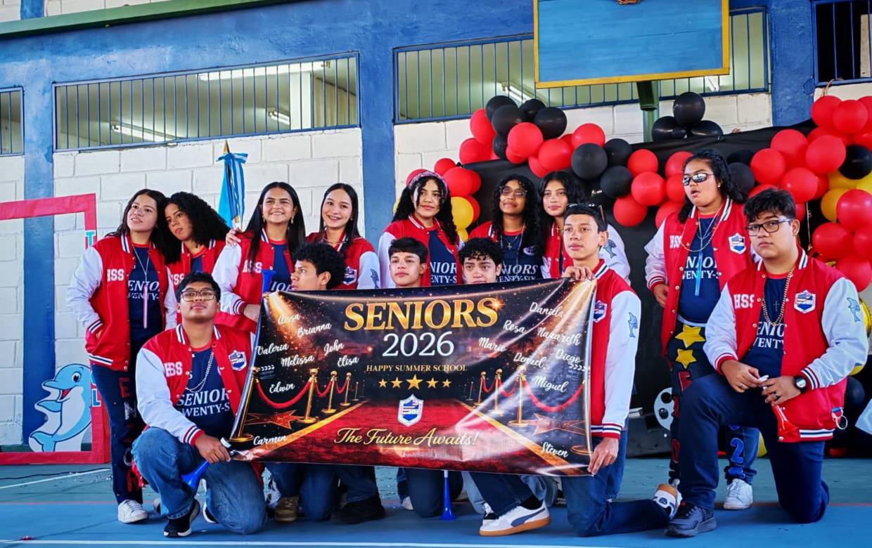 Los Seniors 2026 de Happy Summer School celebraron su tradicional entrance, dando la bienvenida a su último año escolar. Con entusiasmo y mucha energía, los estudiantes recorrieron las calles de Tegucigalpa a bordo de autos decorados, protagonizando un desfile lleno de estilo y emoción. La celebración culminó en la escuela, donde fueron recibidos entre aplausos por compañeros, docentes y padres de familia, en un ambiente cargado de orgullo y alegría.