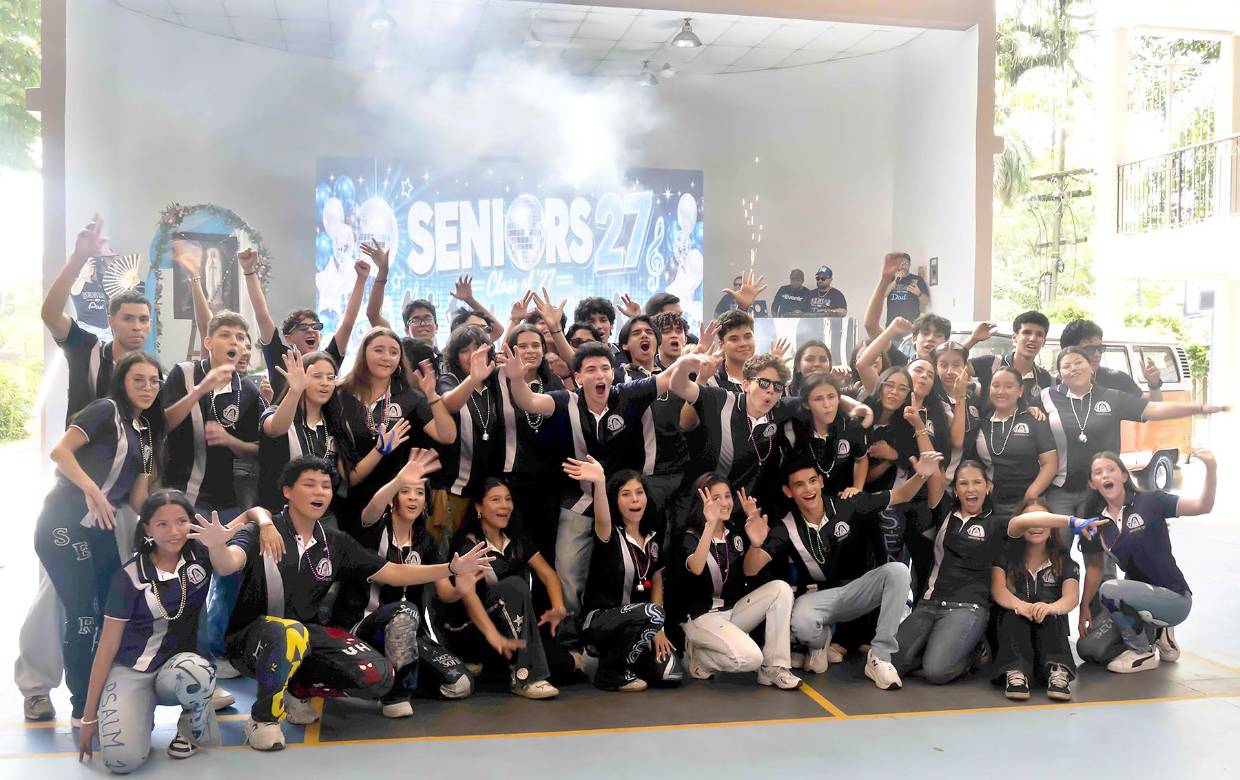 Los 47 alumnos de onceavo grado de Franciscan School, generación 2027, celebraron con entusiasmo su tradicional Senior Entrance, acompañados por sus padres de familia. La caravana, animada por el DJ Allan, marcó el inicio de su última etapa escolar, bajo el lema de la Alegría y la protección de la Virgen de Lourdes. Tras los actos de inauguración y una jornada llena de zancos y coreografías, los seniors disfrutaron de un almuerzo y pool party en Marsella.