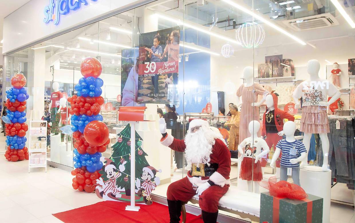 Alegres melodías propias de la época navideña fueron parte del ambiente que disfrutaron los clientes que visitaron la tienda St. Jacks, ubicada en el segundo nivel de Megamall, durante la apertura oficial acompañada de la actividad “Tómate una foto con Santa”.