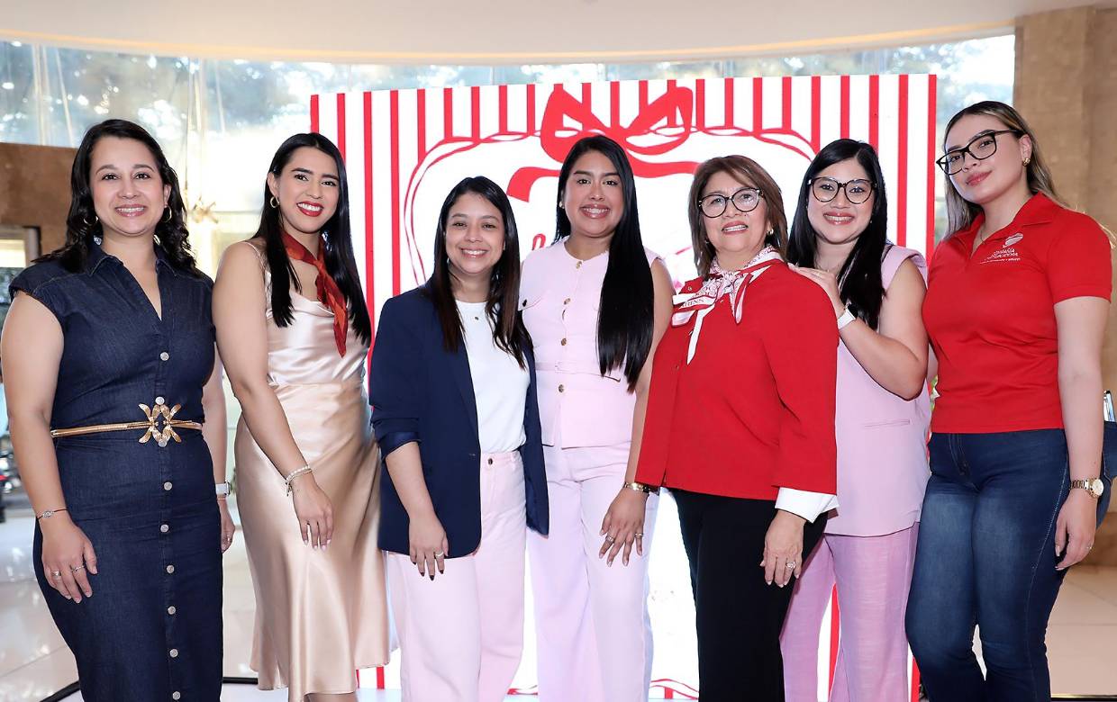 Revista Estilo y Multiplaza se unieron para presentar “It’s Galentines”, una tarde pensada para consentir, inspirar y compartir entre amigas. Entre beauty moments, risas y muchos detalles especiales, nuestras invitadas conocieron el nuevo Multi-Active Glow Serum de Clarins y personalizaron sus Lip Perfector creando charms únicos. En la foto: Lila Fúnez, Norma Farías, Daniela Velásquez, Keren Pérez, Dey Anira Rubio, Jessy Amador y Rocío Romero.