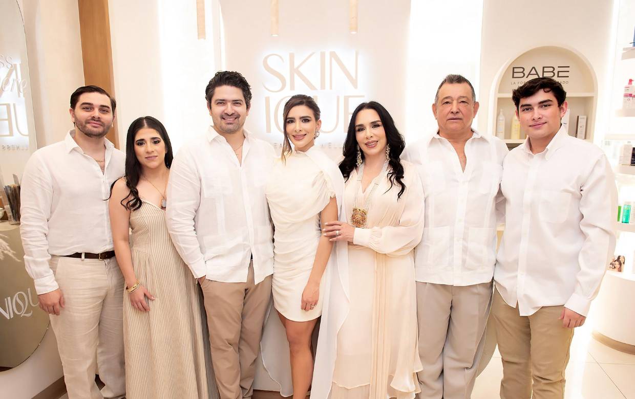 El cuidado de la piel encuentra un nuevo referente en Tegucigalpa con la llegada de Skinique, un espacio diseñado para combinar ciencia, innovación y bienestar en un mismo lugar. La Dra. Ivonne Mayorga celebró la apertura de su segundo centro dermatológico en Honduras, ampliando así la propuesta que inició exitosamente en Choluteca. Con tecnología de vanguardia y un enfoque integral en la salud y belleza de la piel, Skinique abre sus puertas para ofrecer tratamientos especializados y una experiencia personalizada a cada paciente.