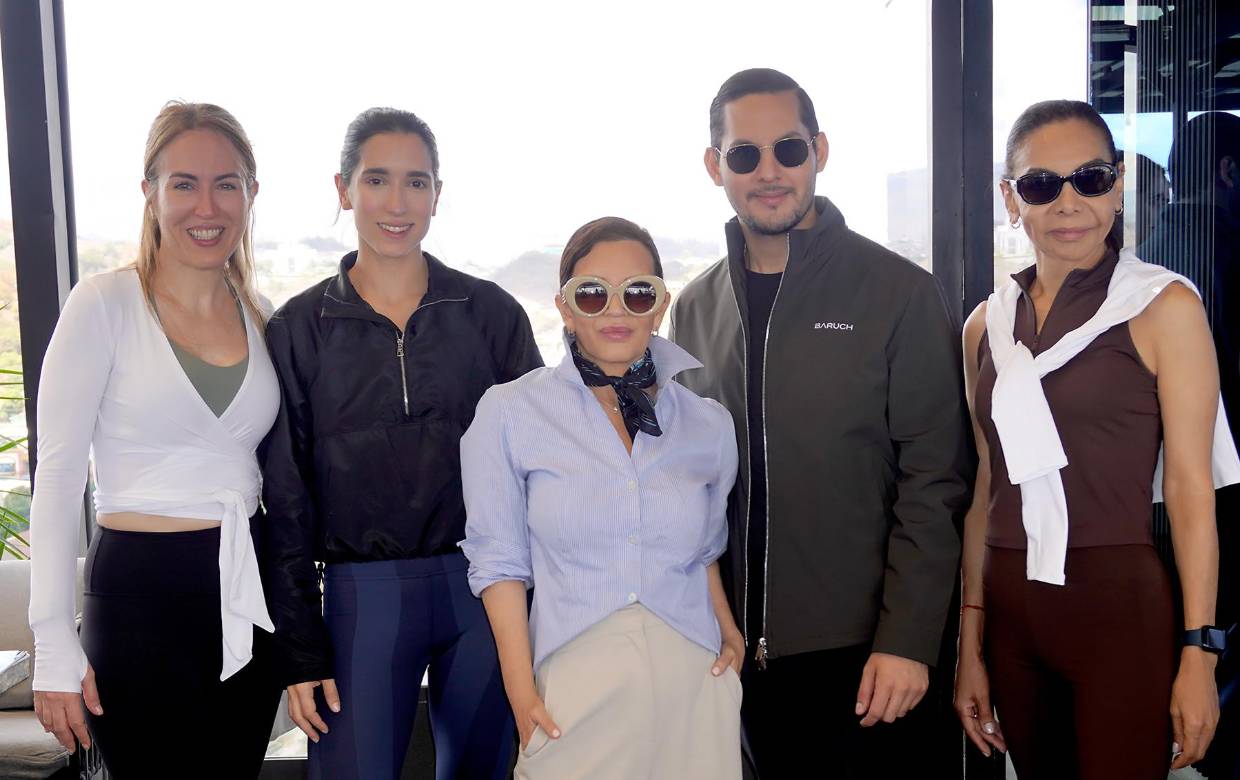 Zielo Rooftop se convirtió en el escenario perfecto para Barre and Brunch: Move with Grace in Balance, una experiencia presentada por Revista Estilo y BARUCH pensada para conectar cuerpo y mente en un ambiente sofisticado y relajado. Con una vista privilegiada a la ciudad, las asistentes participaron en una clase de barre dirigida por la coach Natalia Loyd. Al finalizar, disfrutaron de un brunch de cuatro tiempos, un espacio ideal para compartir, relajarse y extender la experiencia en compañía