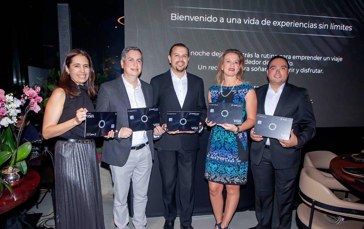 En una velada marcada por la elegancia, ejecutivos de Banco CUSCATLAN y Visa recibieron a invitados especiales en el restaurante Cima para anunciar el lanzamiento de su exclusiva Tarjeta de Crédito Private Issue Metálica, un producto pensado para quienes hacen de la excelencia su estándar y del lujo su forma de vida. En la foto: Anny Cárcamo, Gerente de Mercadeo de Banco Cuscatlán; Ricardo Rodríguez de VISA; Allan Castillo: Gerente de Medios de Pagos de Banco.