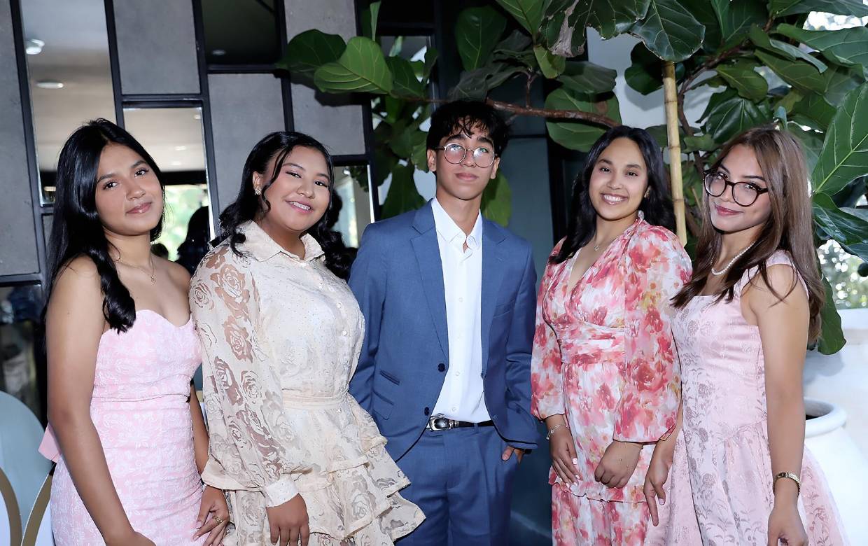 El restaurante La Cumbre fue el escenario del senior brunch de Golden School 2026. Los jóvenes se reunieron para disfrutar de una mañana rodeada de naturaleza, risas y buenos momentos, celebrando juntos una de sus últimas actividades antes de la esperada graduación.