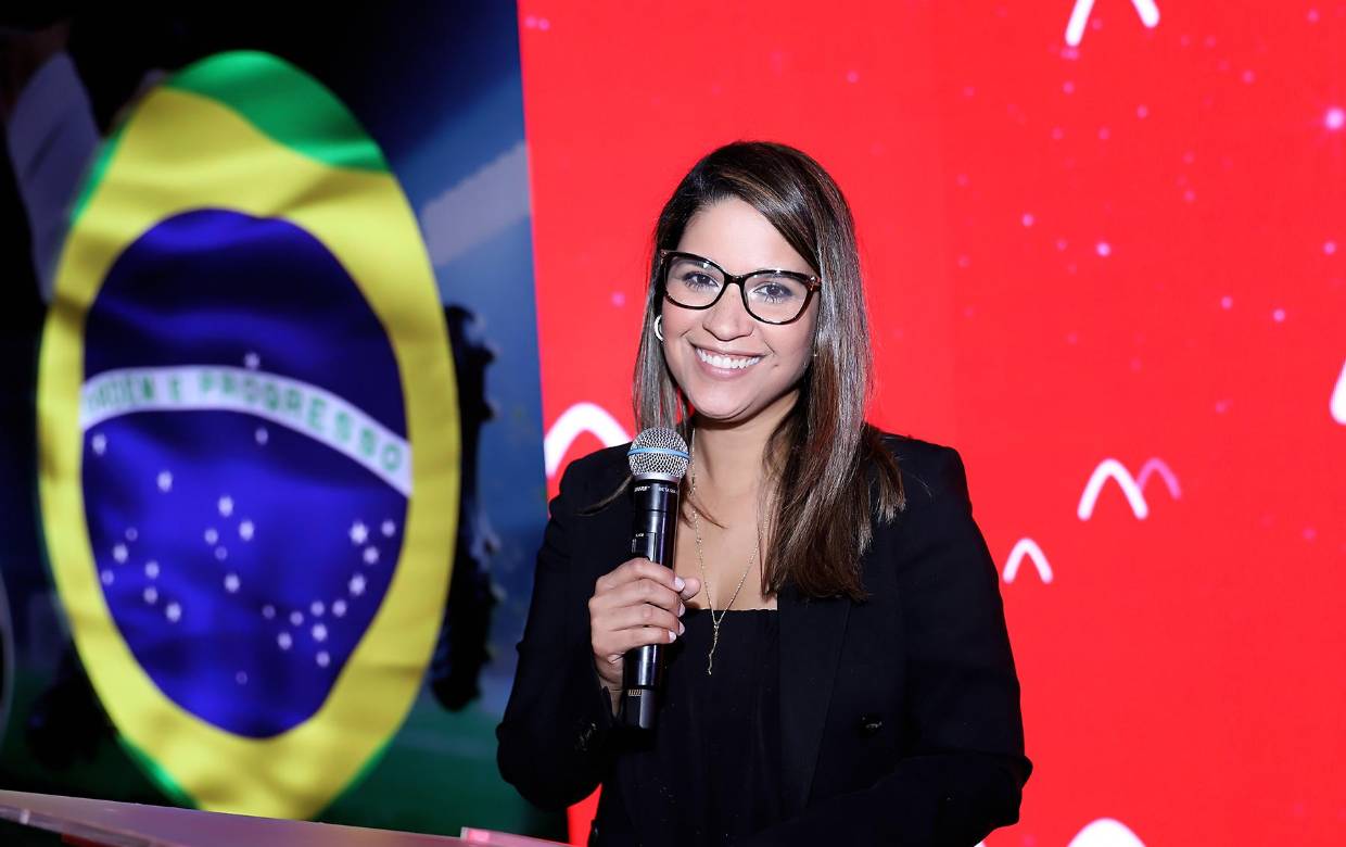 Davivienda lanzó su nueva campaña de tarjetas “Eso que siente se llama fútbol”, diseñada para premiar la lealtad de sus clientes y transformar cada compra en una oportunidad de ganar. Con esta iniciativa, la institución financiera refuerza su compromiso de estar presente en los momentos que despiertan ilusión, emoción y celebración entre los hondureños. En la foto: Ginna Miller.