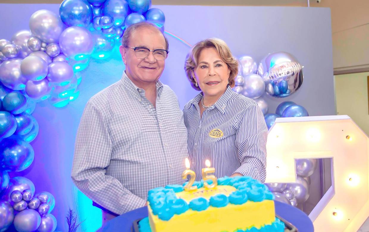 Con 25 años de historia, crecimiento y compromiso con las familias hondureñas, Supermercados Colonial dio inicio a la celebración de este importante aniversario con una Misa de Acción de Gracias, en un espacio dedicado a reconocer la trayectoria de la compañía y agradecer a quienes han sido parte fundamental de su evolución a lo largo de estos años. En la foto: Alberto Díaz Lobo y su esposa Elena Marinakys de Díaz,fundadores de Supermercados Colonial.