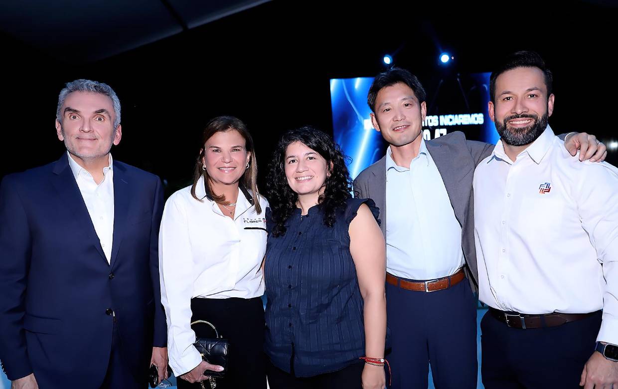 En una noche que combinó innovación, diseño y visión de futuro, Grupo Flores presentó en Tegucigalpa la nueva generación del Toyota RAV4 Hybrid 2027, uno de los SUV más emblemáticos de Toyota. El lanzamiento reunió a invitados especiales, clientes y entusiastas del mundo automotriz para descubrir un modelo que no solo evoluciona en estética y tecnología, sino que también responde a las nuevas demandas de movilidad sostenible en el país. Con esta apuesta, la marca reafirma su compromiso con la innovación y con acompañar el estilo de vida de los hondureños en cada trayecto. En la foto: Thibaud Aymeric, Aline Flores, Perla Abraham,Tedsuhito Tsuji y Antonio Palacio.