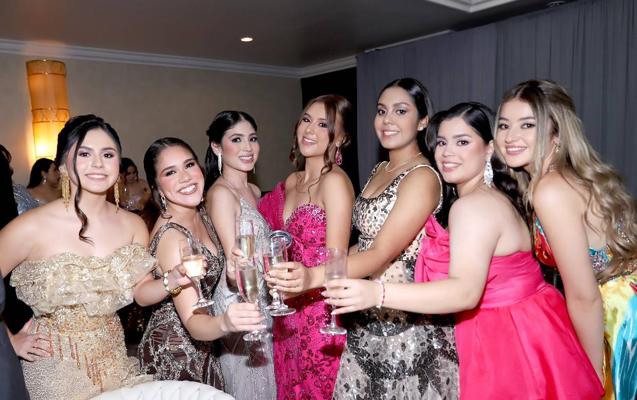 La llegada de los invitados marcó el inicio de una noche inolvidable en la fiesta de los Seniors 2026 de la Academia Los Pinares. Familiares y amigos desfilaron con elegancia, luciendo sus mejores atuendos y uniéndose a una velada llena de estilo, entusiasmo y grandes expectativas para una celebración única.