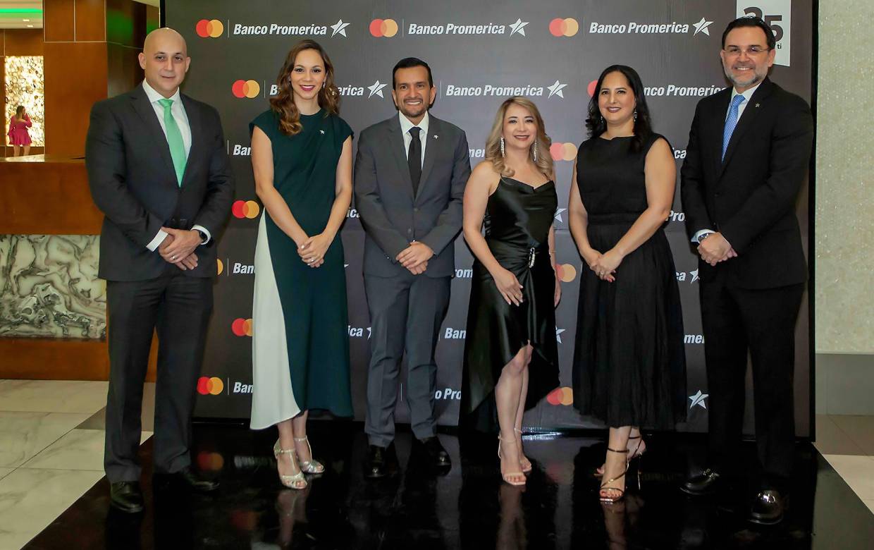 Así se vivió una noche para recordar junto a Banco Promerica en el Día del Amor y la Amistad. Una elegante Cena de Gala al ritmo de los grandes clásicos de Frank Sinatra, interpretados en vivo por Mario Kramarenco y una espectacular Big Band, en un evento especial a beneficio de la Fundación Amigos de Guarderías Infantiles. En la foto: Juan Carlos Barahona, Gerente de Banca de Empresas; Nelly Morales, Gerente de Mercadeo; Carlos Samra, Gerente de Banca de Personas; Odely Fajardo, Gerente de Red de Agencias; Bernice Chain, Subgerente de Desarrollo de Negocios; Francisco Llanes, Gerente General.