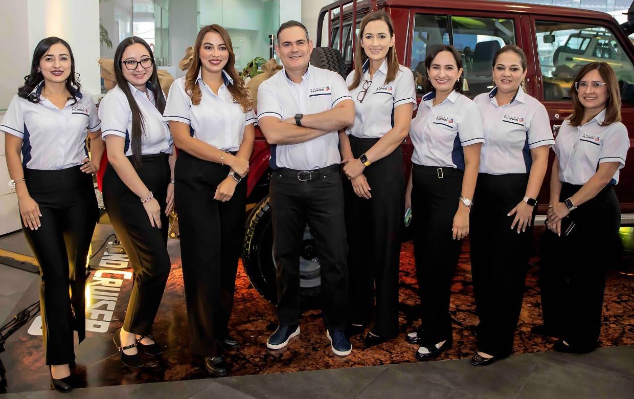 Grupo Flores presentó oficialmente la nueva Toyota Land Cruiser 70, un vehículo que renueva el legado de uno de los todoterrenos más emblemáticos y resistentes del mundo. Bajo el concepto “La fuerza de una leyenda”, la marca reunió a clientes, invitados especiales y representantes de los medios de comunicación para conocer de primera mano las innovaciones técnicas, el desempeño y la evolución de un modelo diseñado para enfrentar los terrenos más desafiantes, sin perder la robustez y confiabilidad que lo han convertido en un referente del segmento off-road. En la foto: Alan Flores, CEO de Grupo Flores, en compañía del equipo de ventas de San Pedro Sula.