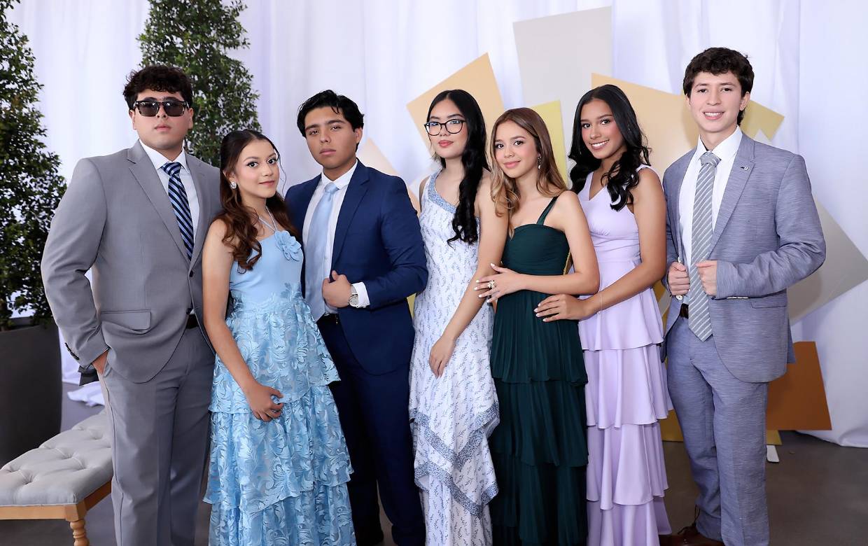 Vestidos de gala y con la emoción a flor de piel, los Seniors 2026 de la International School of Tegucigalpa celebraron un elegante almuerzo para compartir y crear nuevos recuerdos. La cita fue en La Reserva Event Center, donde los jóvenes disfrutaron una tarde entre risas, fotos y la ilusión de que la graduación está cada vez más cerca.