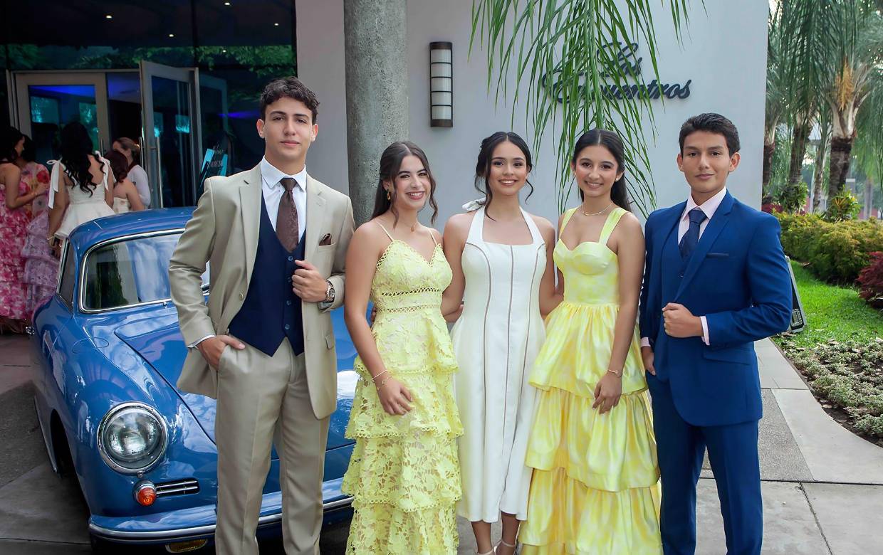 Radiantes y entusiasmados por compartir uno de los encuentros que marcan la recta final de su etapa colegial, los 58 seniors de la generación 2026 de la Santa María del Valle se reunieron en el salón Encuentros del Hotel Copantl &amp; Convention Center para disfrutar de un desayuno buffet. En la foto: Geovanny Michelen, Natalie Romero, Fabiana Cano, Mía Cruz Kury y Francisco Fajardo.