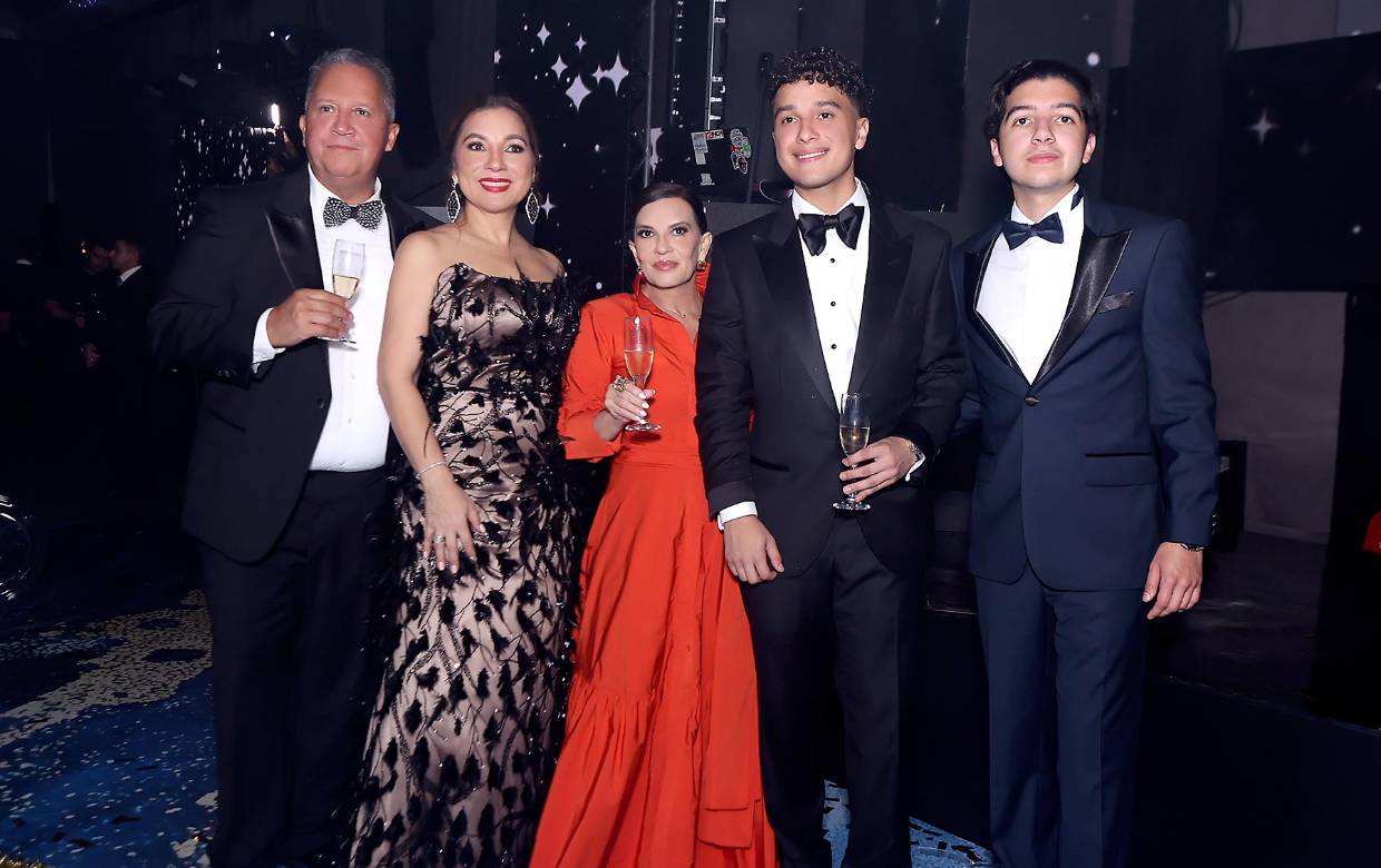 La celebración de los Seniors 2026 de la Escuela Americana de Tegucigalpa fue aún más especial gracias a la presencia de sus seres queridos. Padres, familiares y amigos se unieron a esta emotiva velada, compartiendo memorias inolvidables. Aquí te dejamos las fotos.