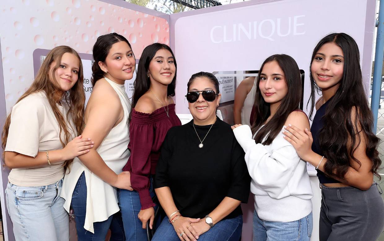 En el marco de su aniversario, Clinique reunió a mamás e hijas en Macris School para vivir una mañana dedicada al bienestar y al cuidado de la piel. Durante la experiencia, las invitadas conocieron de cerca la línea Moisture Surge y participaron en una clase de skincare, descubriendo nuevos productos y consejos para incorporar una rutina de cuidado en su día a día.
