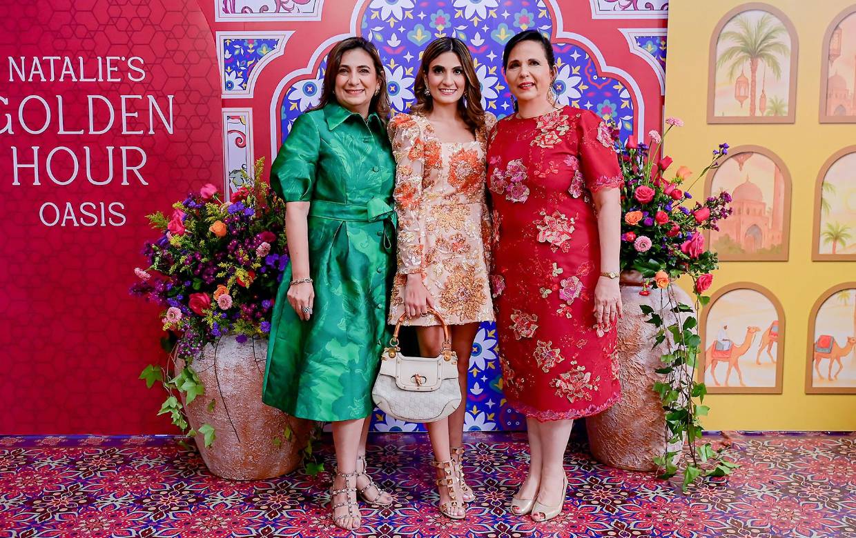 La familia Abuid Musleh ofreció a Natalie Mitri una elegante despedida de soltera en Meza 23 del Club Hondureño Árabe, donde la futura señora Abuid disfrutó de un emotivo encuentro al atardecer, entre juegos, buenos deseos y gratitud por su próximo matrimonio. Giselle Gabrie de Mitri, la homenajeada Natalie Marie Mitri con Sally Musleh de Abuid, oferente del encuentro.