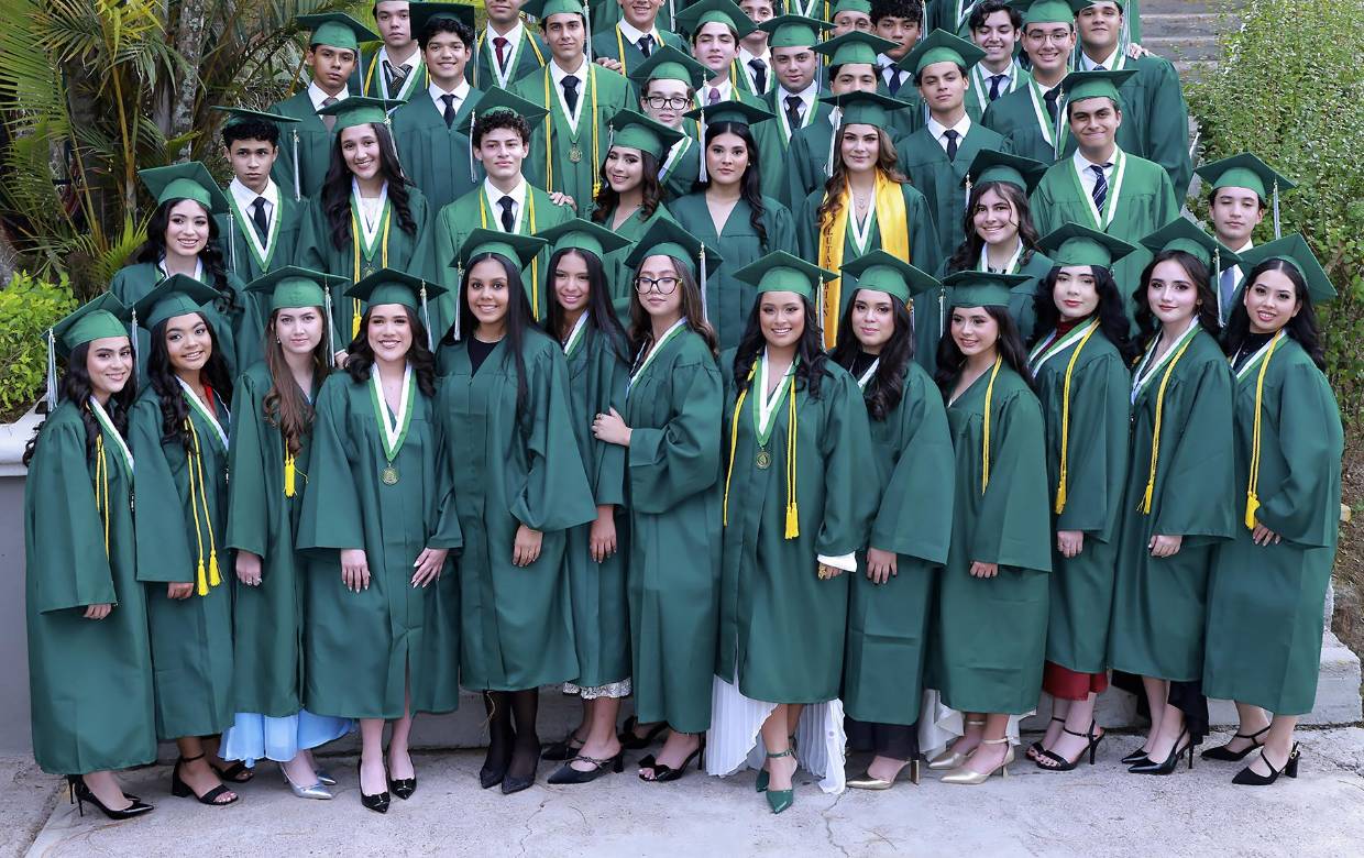 Entre aplausos, sonrisas y emotivos momentos compartidos con familiares y amigos, los 53 alumnos de la promoción 2026 de la Academia Los Pinares celebraron su graduación en una ceremonia llena de significado. El acto marcó el cierre de una inolvidable etapa estudiantil y el comienzo de nuevos sueños y oportunidades para los jóvenes graduandos.
