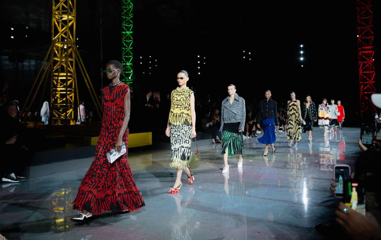 La transformación del mundo natural forma parte del ADN de Chanel. Desde el amor de Gabrielle Chanel por la simplicidad de los colores y materiales naturales, hasta la exuberancia iridiscente de la fantasía y el adorno, ambos códigos se reflejan en la colección Fall Winter 2026/2027 presentada por el director artístico, Matthieu Blazy.