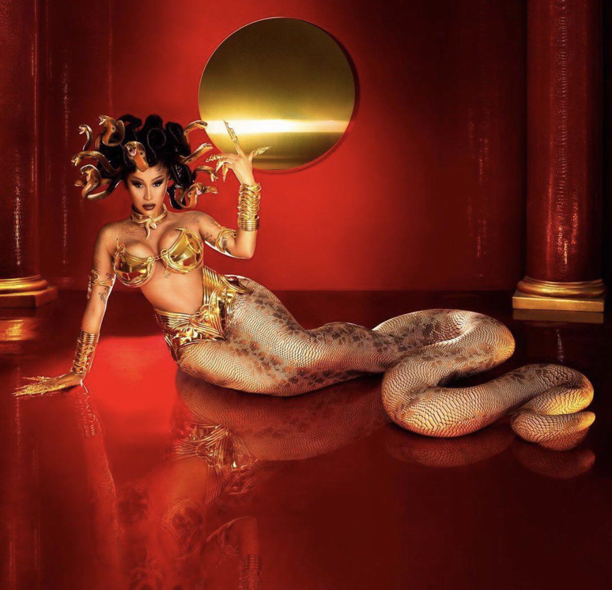 Cardi B dejó a todos sin palabras cuando se transformó en Medusa para Halloween. Con un elaborado traje dorado y una corona de serpientes, la rapera interpretó a la mítica criatura con un estilo sensual y poderoso. 