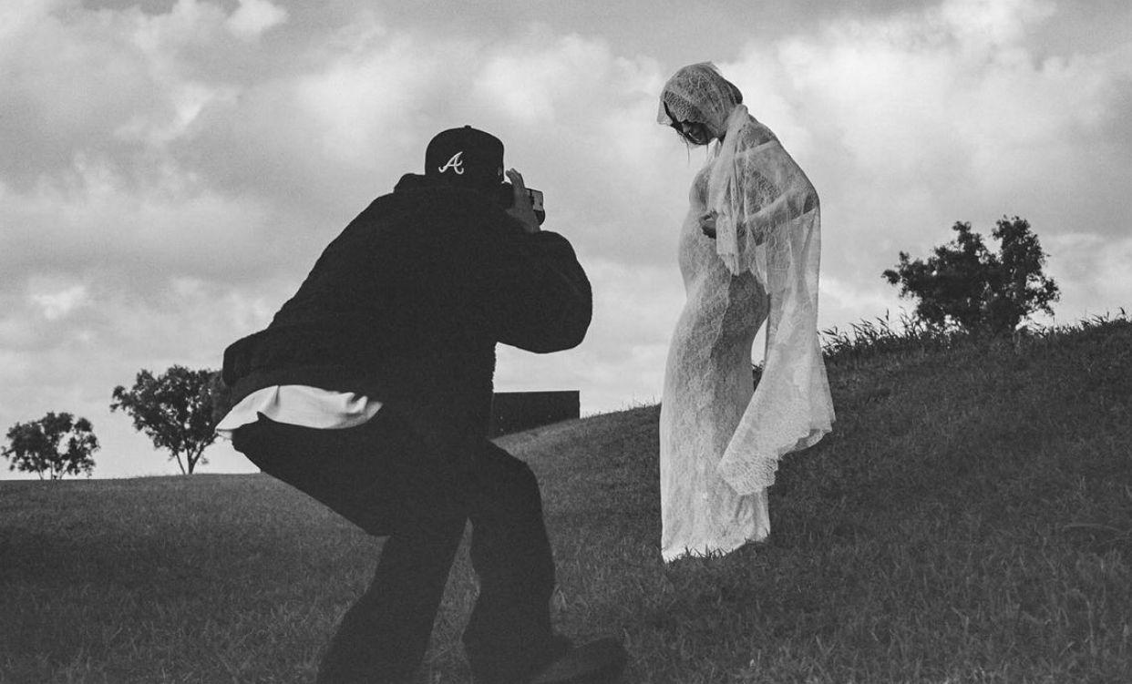 Hailey, ahora empresaria además de modelo, compartió un dulce video en redes sociales etiquetando a su esposo y una serie de fotografías, en donde se le ve a ella vestida con un hermoso vestido de encaje blanco de Saint Laurent.