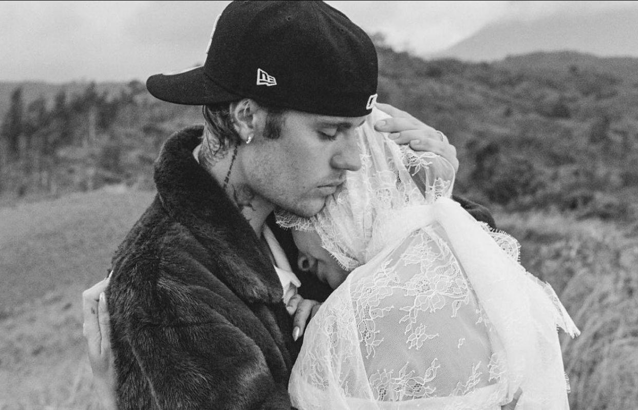 Tras varios rumores, Justin y Hailey Bieber finalmente han anunciado que están esperando a su primer bebé juntos. La pareja compartió la emocionante noticia mediante videos e imágenes en sus cuentas de Instagram.