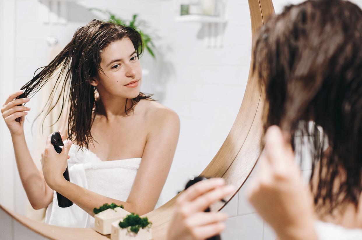 <b>No olvides el acondicionador sin enjuague. </b>Los leave-in conditioners son tus mejores amigos en clima cálido. Úsalos después de cada lavado para hidratar, desenredar y formar una barrera protectora. Algunos también tienen filtro UV y control de frizz: combo ganador.