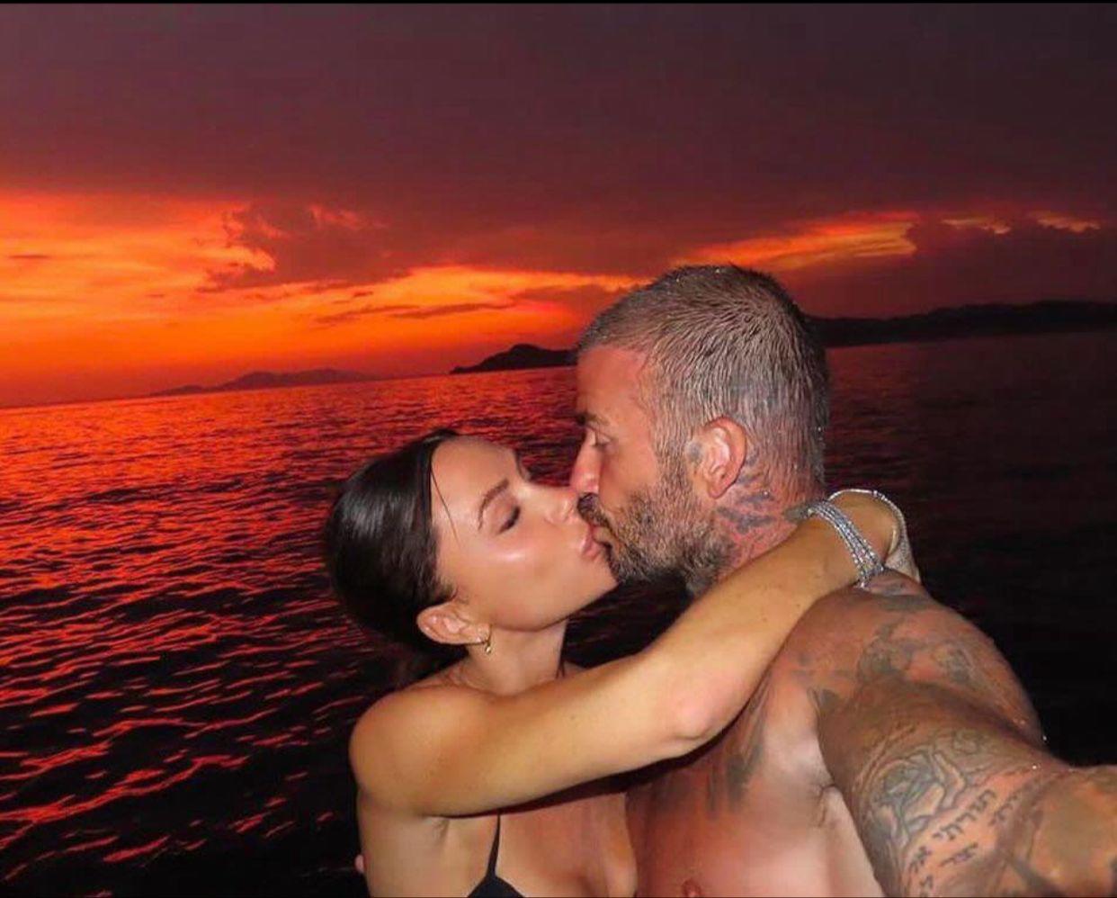 David Beckham compartió una dulce imagen junto a Victoria con un paisaje de playa y puesta de sol.