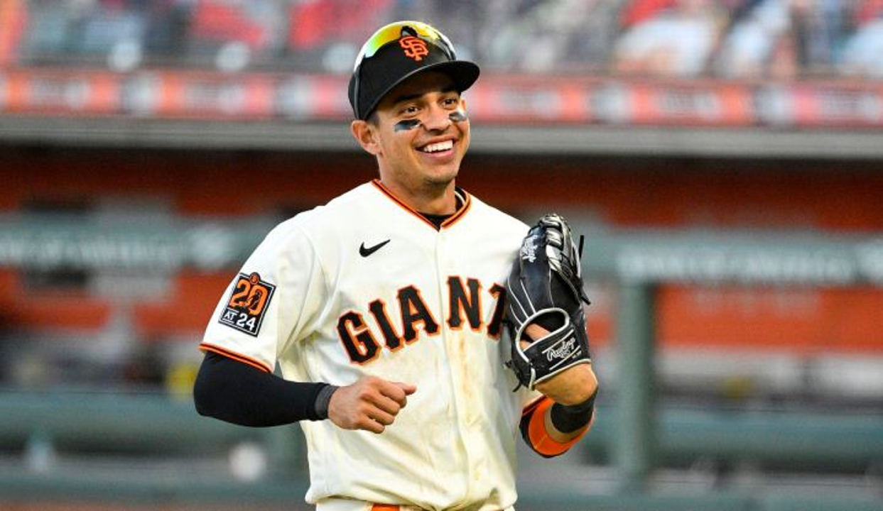 El 31 de julio de 2019, los Cerveceros de Milwaukee traspasaron a Mauricio Dubón a los Gigantes de San Francisco. Dubón debutó como segunda base de los Giants el 29 de agosto, logrando su primer hit en las Grandes Ligas en un enfrentamiento contra los Padres de San Diego.