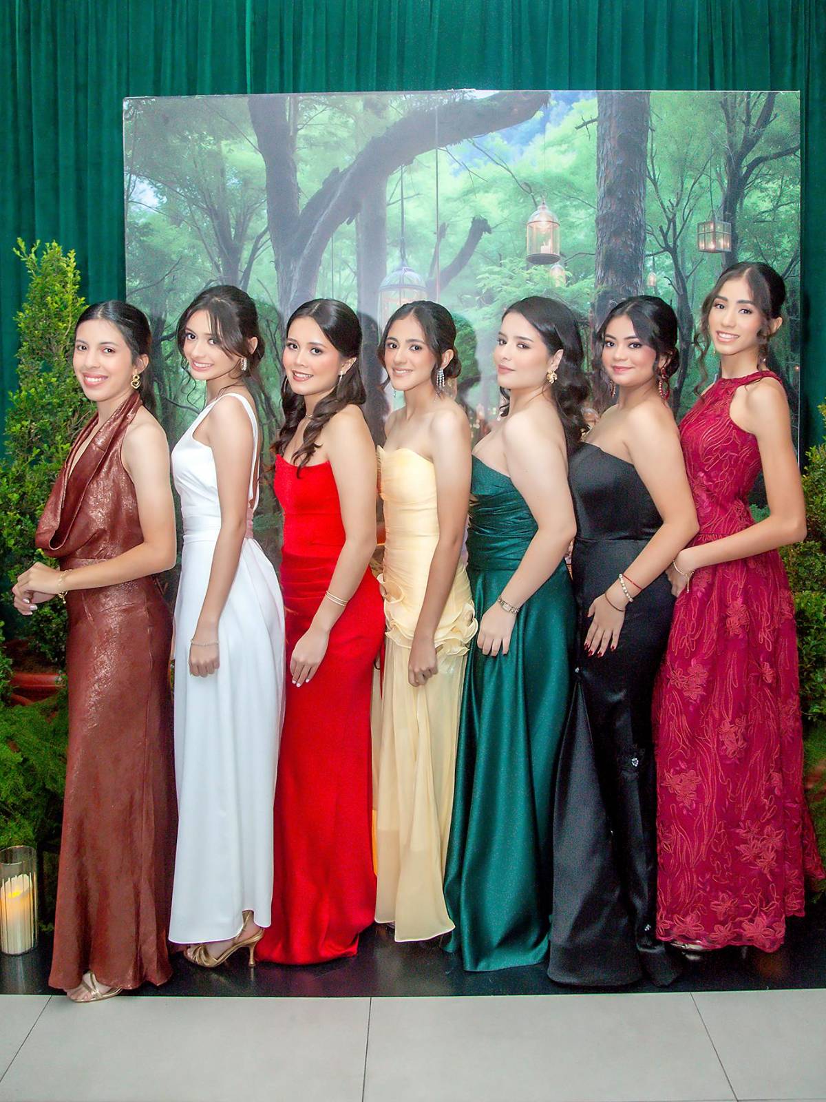 Los seniors 2026 de la Seran School celebraron su esperada Senior Dinner “Enchanted Forest”, organizada por el comité de padres de familia. Más de 50 alumnos se dieron cita en el Salón Merendón del Club Hondureño Árabe, delicadamente ambientado para la especial ocasión con detalles que evocaban un bosque encantado. La velada fue el escenario perfecto para disfrutar de una exquisita cena, compartir risas y fortalecer la camaradería.