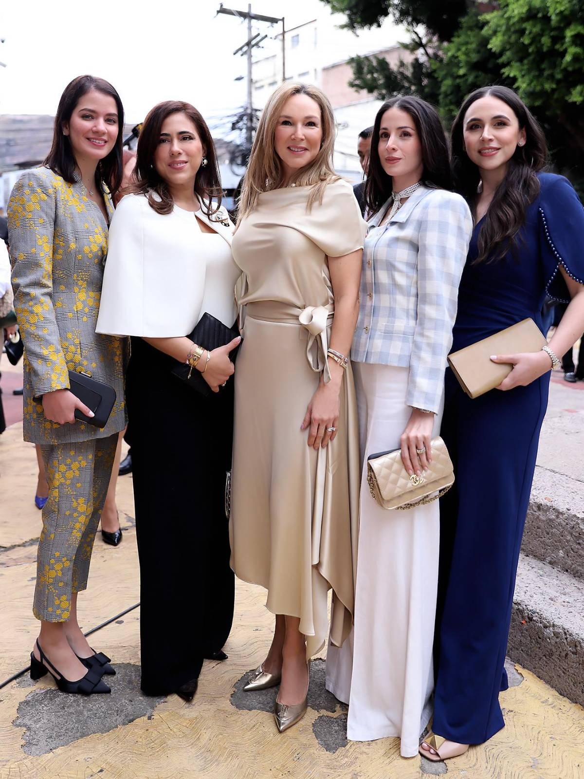 A la toma de posesión asistieron diplomáticos, distinguidas personalidades del ámbito político y gubernamental, así como funcionarios públicos y representantes de la Iglesia, quienes se dieron cita para acompañar a Nasry Asfura en este importante acontecimiento.