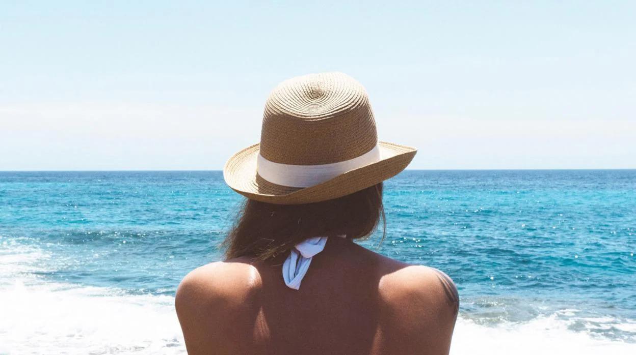La exposición frecuente al agua salada puede llevar a la pérdida de proteínas esenciales del cabello, debilitando su estructura y resistencia natural. Este proceso gradual puede hacer que el cabello se vuelva más frágil y propenso a la rotura con el tiempo. La falta de estas proteínas cruciales afecta negativamente la capacidad del cabello para mantener su integridad y elasticidad, haciendo que sea más difícil de manejar y más susceptible a los daños causados por el peinado y otros factores ambientales.