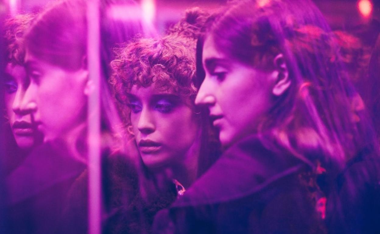 Las niñas de Cristal. Irene es una bailarina de ballet que es escogida para hacer el papel principal, pero la presión la consume hasta que encuentra una amistad que se vuelve su refugio.