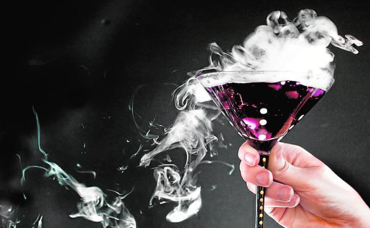 Disminuir el alcohol. Te ayudará a que te sientas mejor por las mañanas, a que tengas más energía y a que tu piel se vea más luminosa e hidratada. A largo plazo, disminuye la presión sanguínea, los niveles de colesterol, disminuye el riesgo de hipertensión, cáncer y enfermedades hepáticas y mejora el estado de ánimo, la memoria y la calidad del sueño.