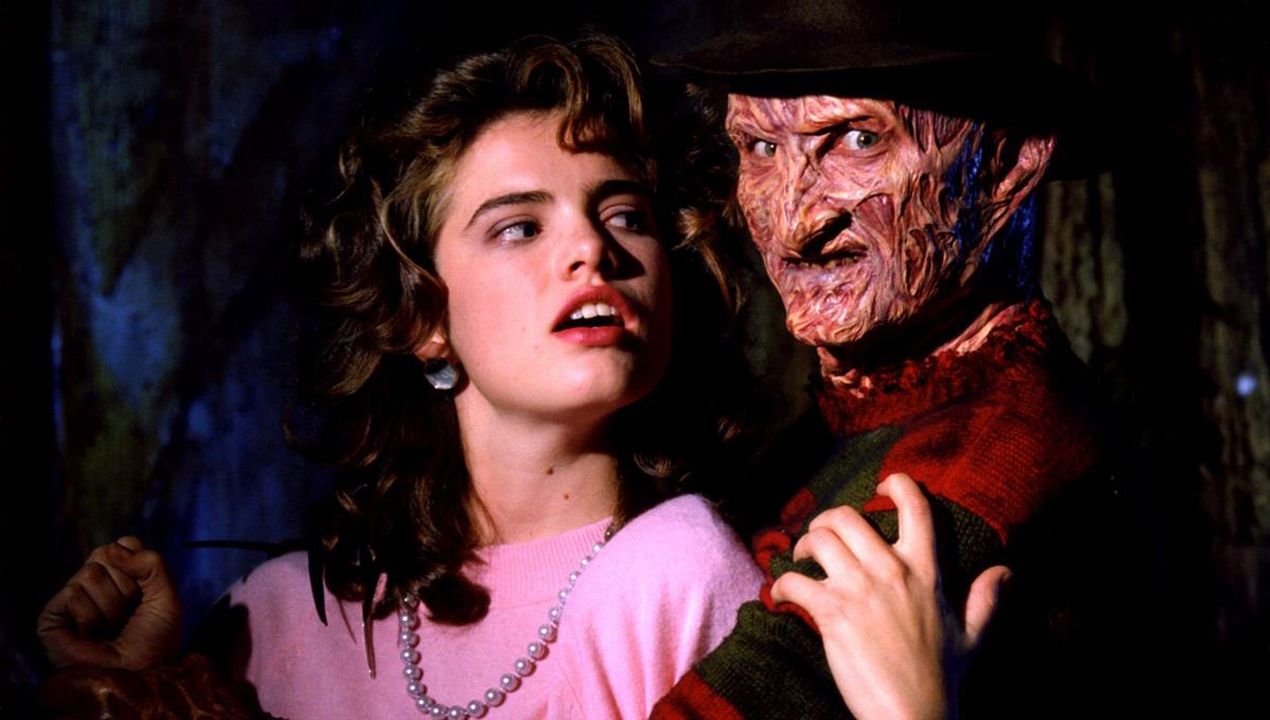 <b>3. Heather Langenkamp</b>Conocida por su icónico papel como Nancy Thompson en la serie Pesadilla en Elm Street y una versión de sí misma en La nueva pesadilla de Wes Craven, desempeña un papel fundamental en el género del terror. Su interpretación como la voz de la razón en la película original y su influencia en el género son invaluables.