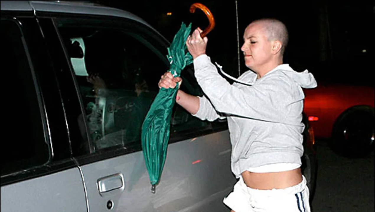 <b>8. Cuando se rapó la cabeza</b>Britney Spears, en medio de un doloroso divorcio y la pérdida de la custodia de sus hijos, sintió que su vida se desmoronaba. En 2007, ante la constante intrusión mediática, optó por raparse la cabeza. Explicó: “Después de semanas sin ver a mis hijos y el acoso de los paparazzi, les di material: me afeité el pelo. Nadie entendió que estaba desconsolada, me habían quitado a mis hijos”.